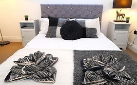 New Sunset Square Eastbourne 2 Bed Apartment, Long Stay Welcome